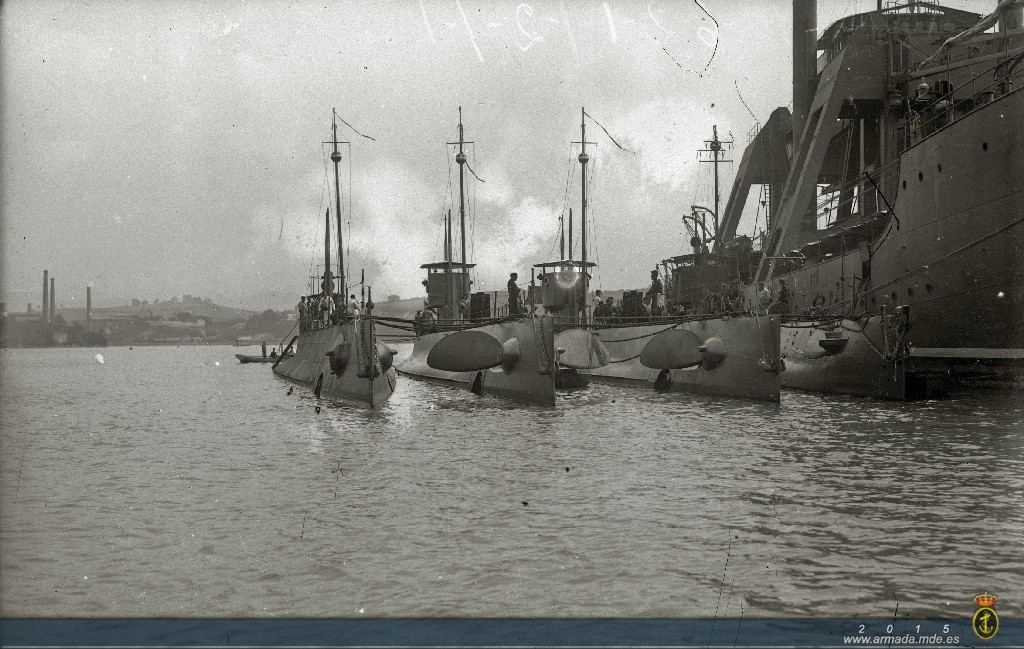 Buque de salvamento "Kanguro" con submarinos Clase B abarloados. En las navegaciones de la Flotilla de Submarinos el "Kanguro" solía actuar como buque nodriza.
